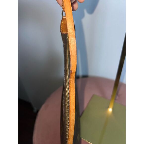 Louis Vuitton Vintage Monogram Pochette AR0995 - Picture 7 of 7